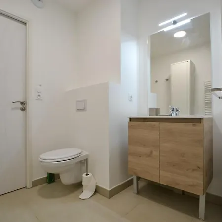 Uzes, Piscine, Climatisation, Parking Prive