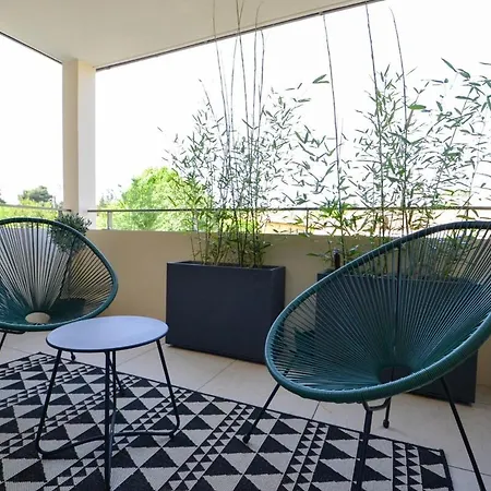 Uzes, Piscine, Climatisation, Parking Prive