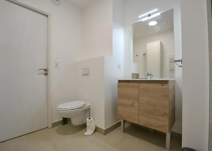 Uzes, Piscine, Climatisation, Parking Prive