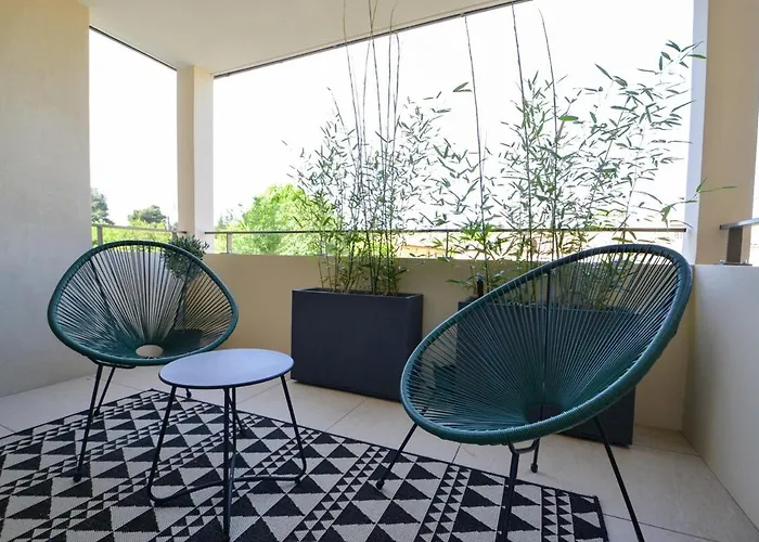 Uzes, Piscine, Climatisation, Parking Prive